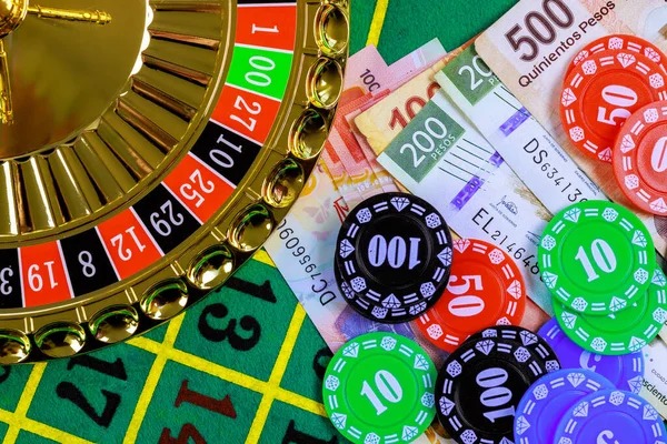 Dealer managing Domino QQ round with multi-camera coverage